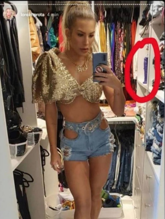 Lore Improta posta foto e deixa escapar pênis gigante ao fundo 