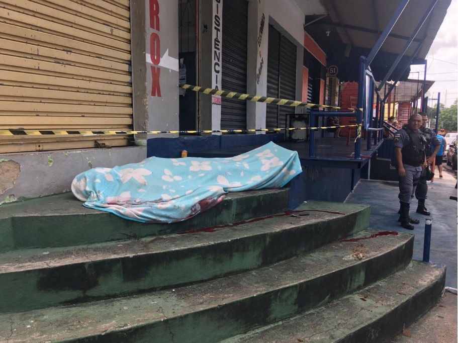 Homem é executado com tiros na cabeça em rua de Manaus