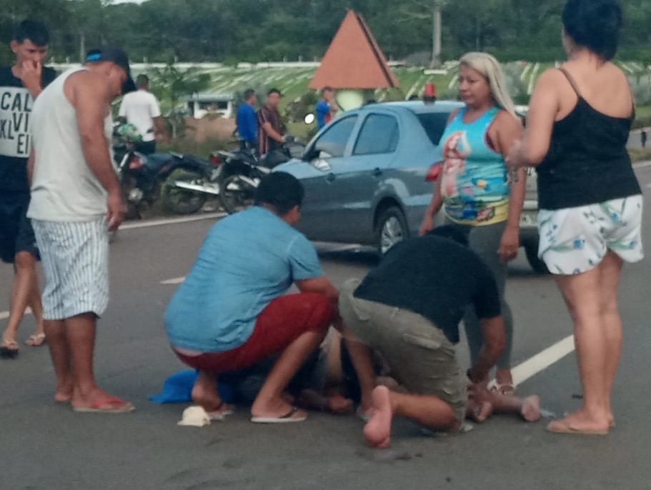 Grave acidente entre três carros e uma moto deixa veículo em chamas e feridos na AM-070