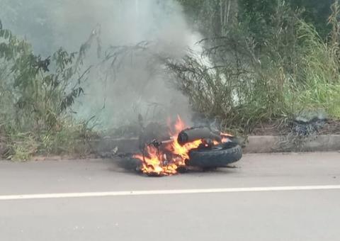 Vítima de acidente entre três carros e uma motocicleta, morre em hospital de Manaus
