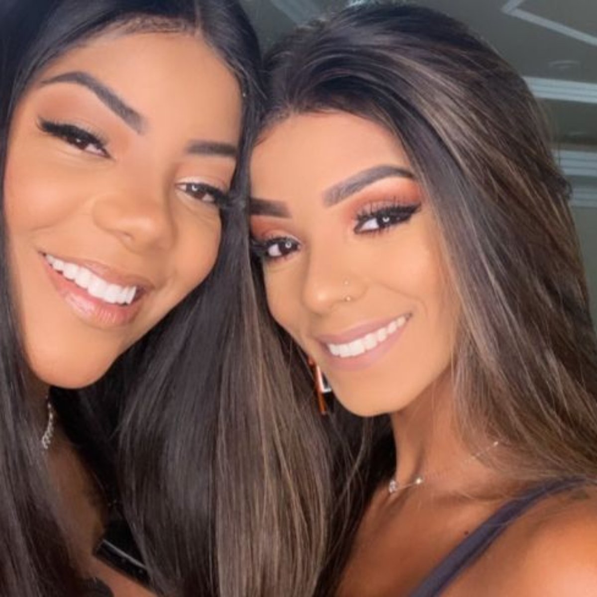 Brunna Gonçalves ganha apalpada no bumbum da mulher Ludmilla na piscina 