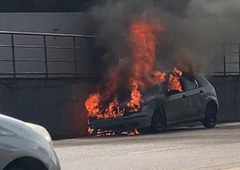 Em Manaus, carro é engolido por fogo no meio de avenida movimentada