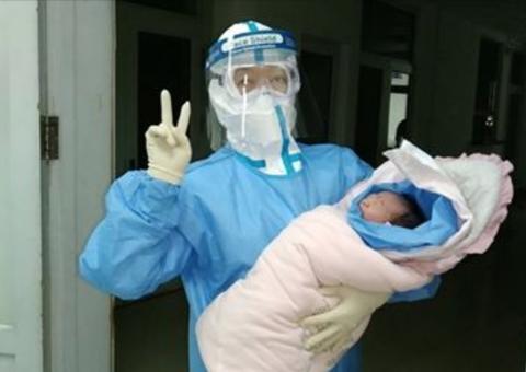 Mulher infectada com coronavírus dá à luz a bebê são e fica em quarentena