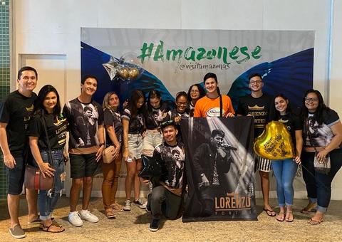 Lorenzo Fortes recebe surpresa de fãs no aeroporto de Manaus