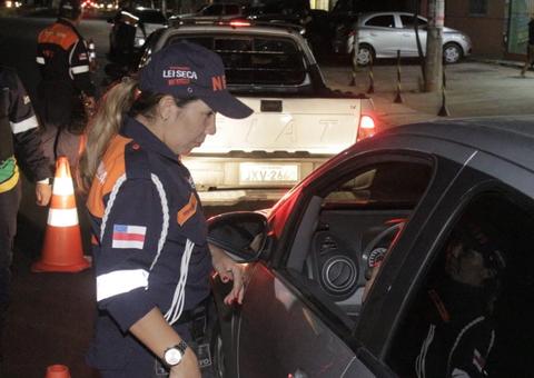 Mais de 70 motoristas são flagrados alcoolizados e cinco são presos em Manaus