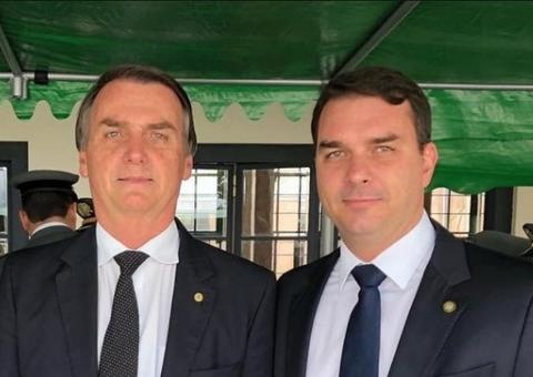 'Pergunta pra PF', diz Bolsonaro sobre inquérito que livra seu filho Flávio de dois crimes