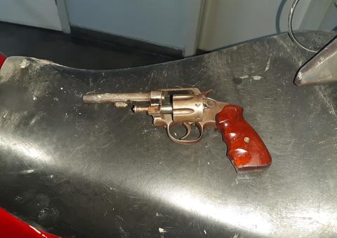 Adolescente é apreendido com arma e motocicleta roubada na zona Sul de Manaus 