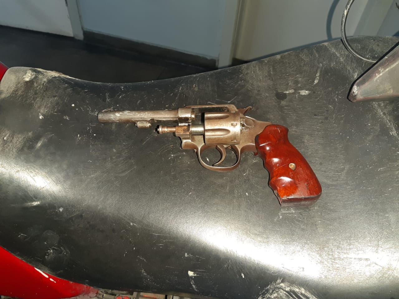 Adolescente é apreendido com arma e motocicleta roubada na zona Sul de Manaus 