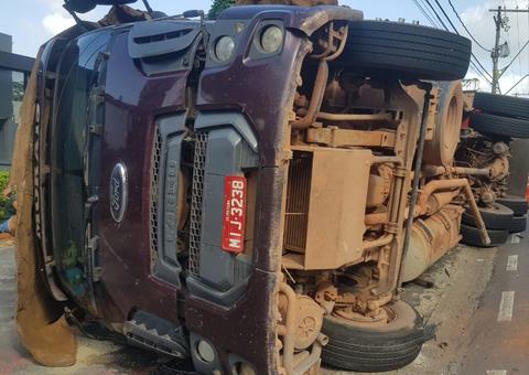 Carreta que transportava cola de argamassa tomba em avenida de Manaus 