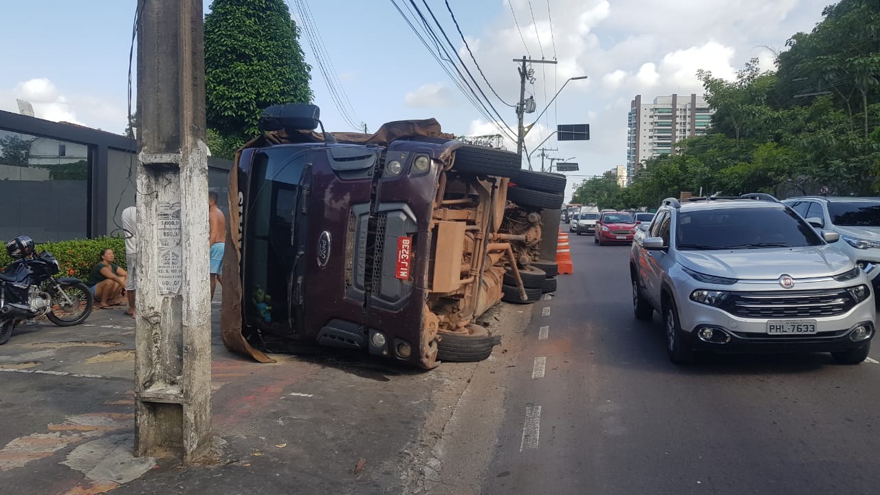 Carreta que transportava cola de argamassa tomba em avenida de Manaus 