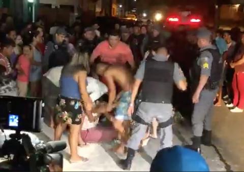 Desesperado, irmão de vítima de latrocínio se joga sobre corpo e promete vingança em Manaus 