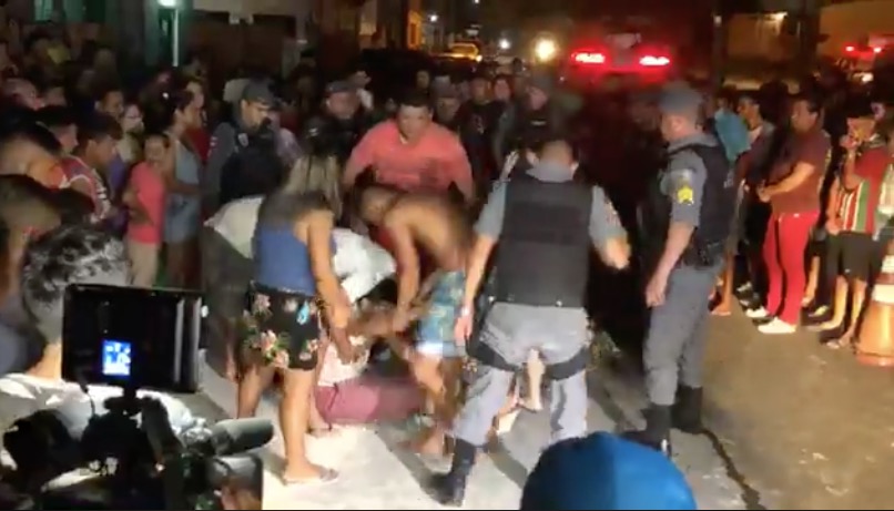 Desesperado, irmão de vítima de latrocínio se joga sobre corpo e promete vingança em Manaus 