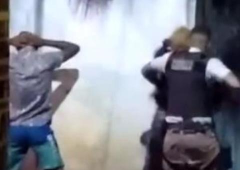 Policial agride jovem: 'você é ladrão, olha essa desgraça de cabelo'