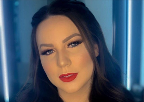 Ex-BBB posa de biquíni e arranca suspiros dos seguidores