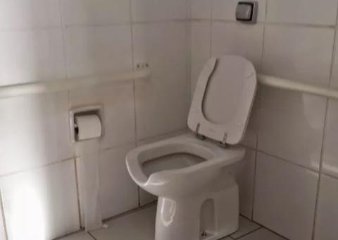 Seguranças quebram dentes de homem que se recusou a pagar uso do banheiro de restaurante