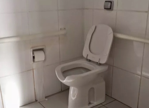 Seguranças quebram dentes de homem que se recusou a pagar uso do banheiro de restaurante