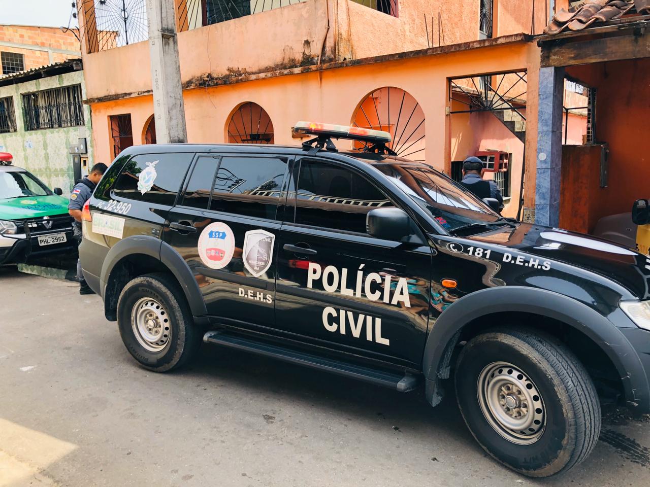 Odor forte, faz polícia achar homem nu e apodrecido dentro de casa em Manaus