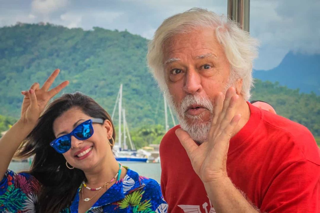Nuno Leal Maia reaparece aos 72 anos barbudo e em viagem com a mulher