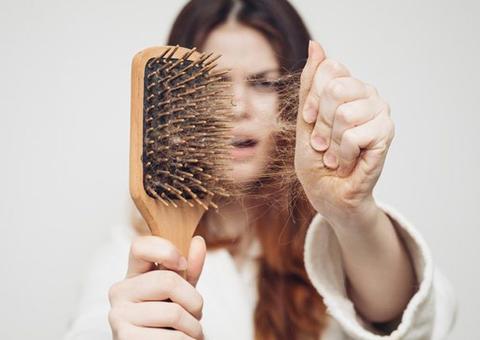 Conheça as doenças que podem causar queda de cabelo