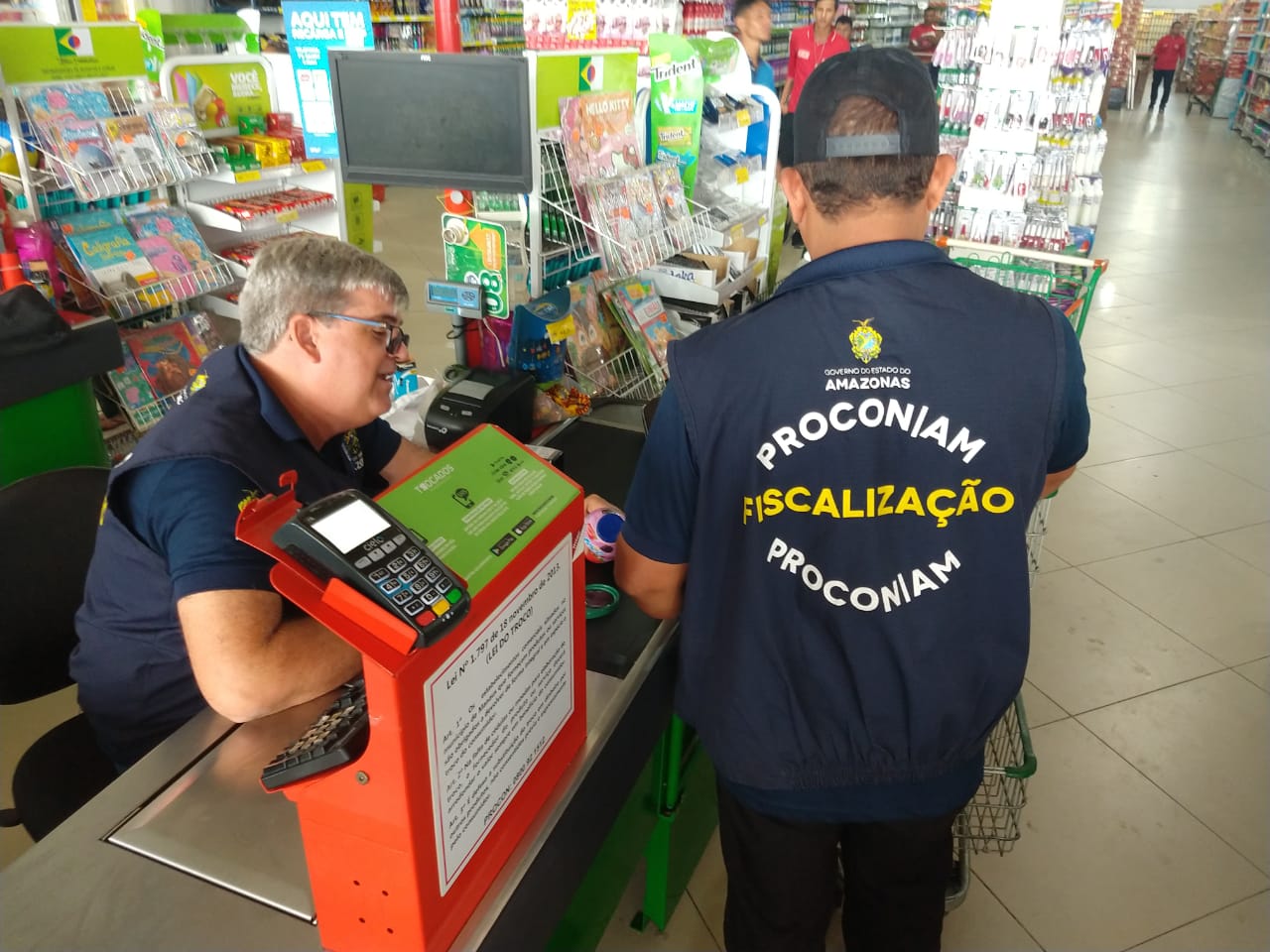 Quase 20kg de alimentos vencidos são apreendidos em mercadinho de Manaus