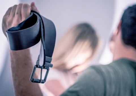 Mulher corre nua em bairro para escapar de ex-marido