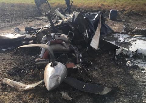 Mulheres morrem carbonizadas após avião cair e explodir em terreno de fazenda