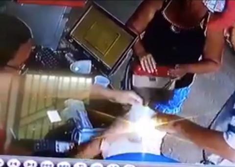 Vídeo mostra assaltante roubando quase R$ 4 mil de agência bancária no Amazonas