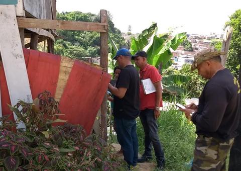 Famílias vivendo em área com risco de desabamento são multadas em Manaus 