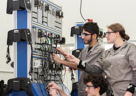 Prefeitura lança edital com mais de 400 vagas em cursos na área da indústria em Manaus