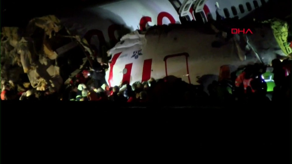 Avião sai da pista e se parte no pouso na Turquia 