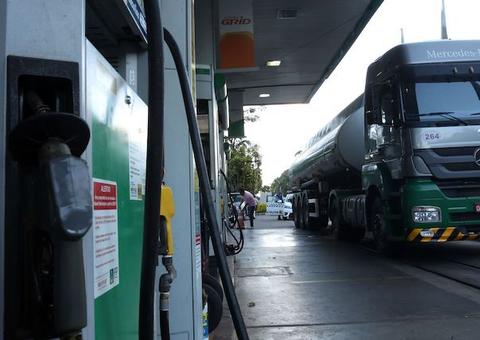 Carga tributária sobre combustível chega a 44%, alerta deputado