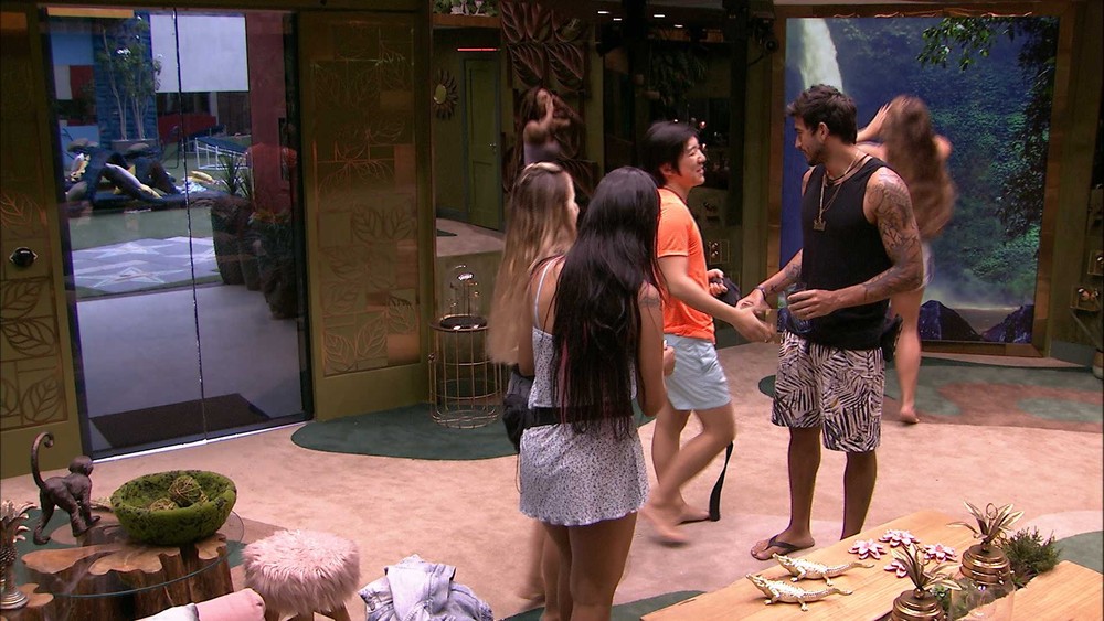 BBB20: Pyong cumpre promessa e surge com roupas coloridas 