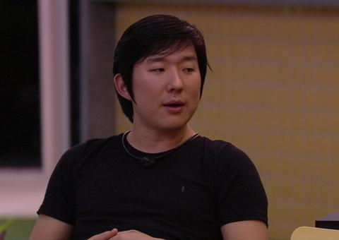 BBB20: Pyong cumpre promessa e surge com roupas coloridas 