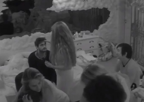 Rafa Kallimann passa óleo ungido em participantes durante culto improvisado no BBB20