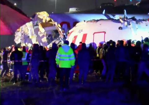 Ao menos 120 ficam feridos após avião sair da pista e se partir em Istambul 