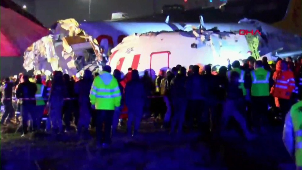 Ao menos 120 ficam feridos após avião sair da pista e se partir em Istambul 