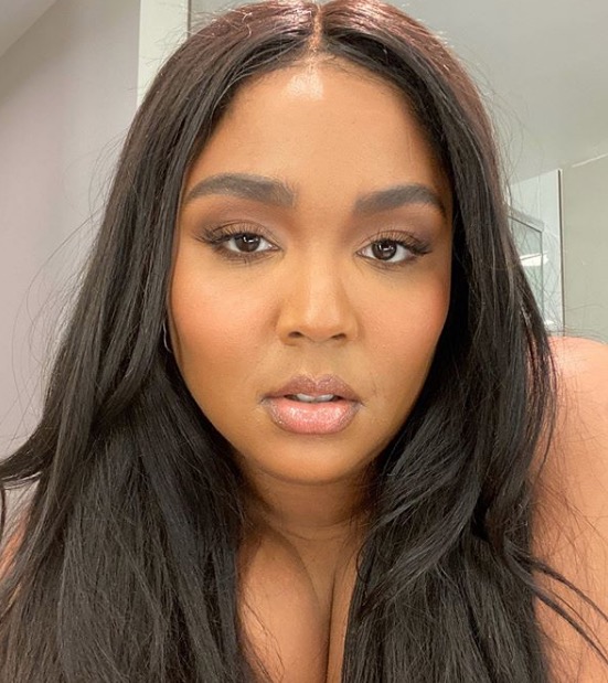 No Brasil, cantora americana Lizzo expõe atributo gigantesco 'de quatro'