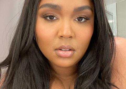 No Brasil, cantora americana Lizzo expõe atributo gigantesco 'de quatro'