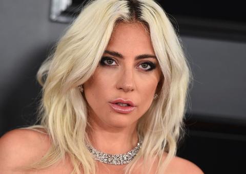Lady Gaga publica foto e assume namoro com empresário