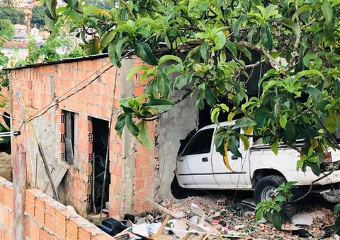 Idoso e criança ficam feridos após caminhonete descontrolada invadir residência em Manaus