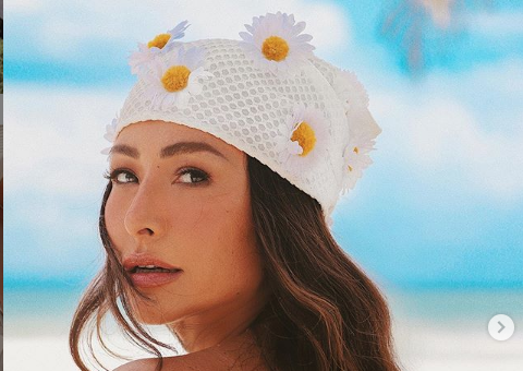 Sabrina Sato aparece sensual e relembra look de carnaval 