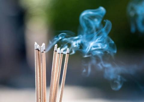 Cantora diz que vai lançar incenso com cheiro de sua vagina