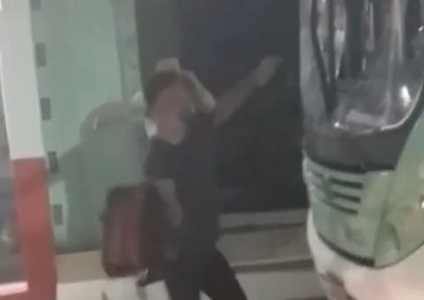 Fora de si, homem destrói ônibus após ter carro batido em rua de Manaus; Veja vídeo