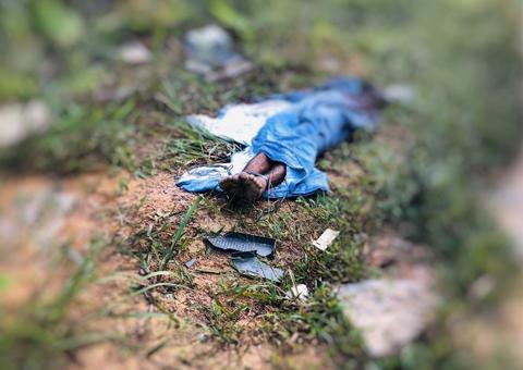 Enrolado em lençol, homem é achado morto após ser jogado de carro em Manaus