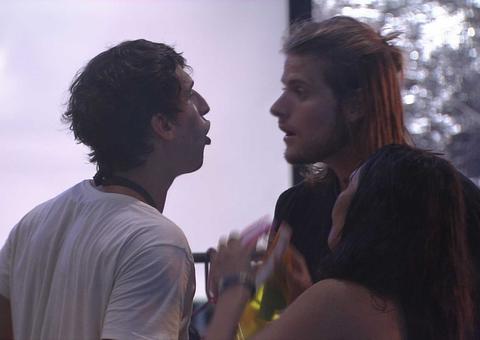 BBB20: Daniel e Felipe Prior discutem durante festa: 'retardado'