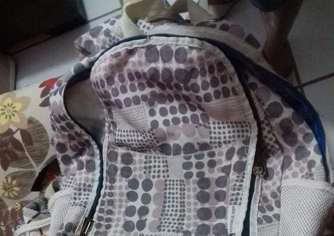 Recém-nascida é encontrada viva em mochila abandonada