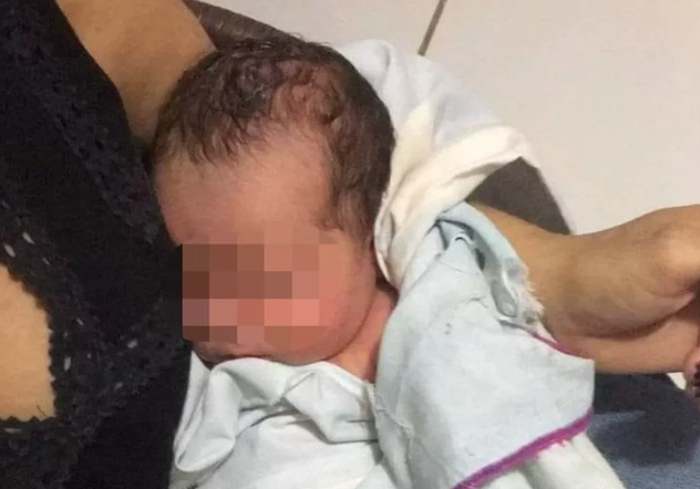 Recém-nascida é encontrada viva em mochila abandonada