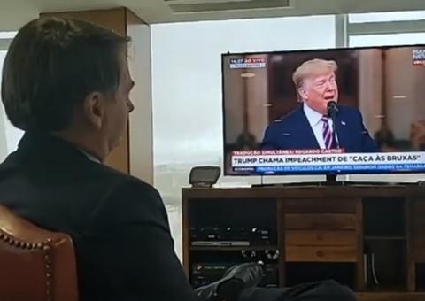Bolsonaro faz nova live assistindo a Trump na TV e nega bajular americano