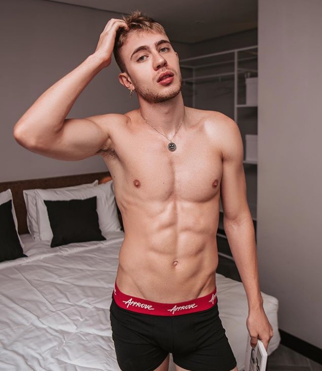 Ex de Manu Gavassi, Leo Picon deixa pênis escapar em vídeo e internet não perdoa