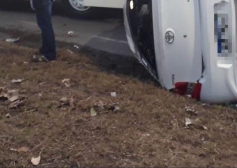 Carro capota durante acidente em avenida de Manaus